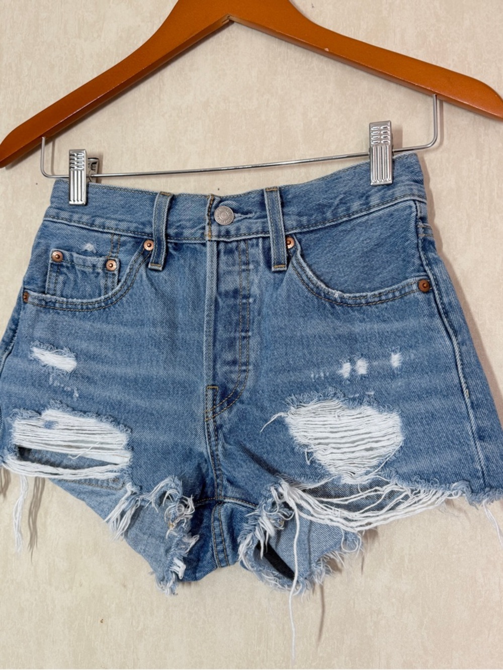 Levi’s Women’s 501 Original Fit High Rise Jean Short Distressed in Med Wash 24 - Picture 2 of 11